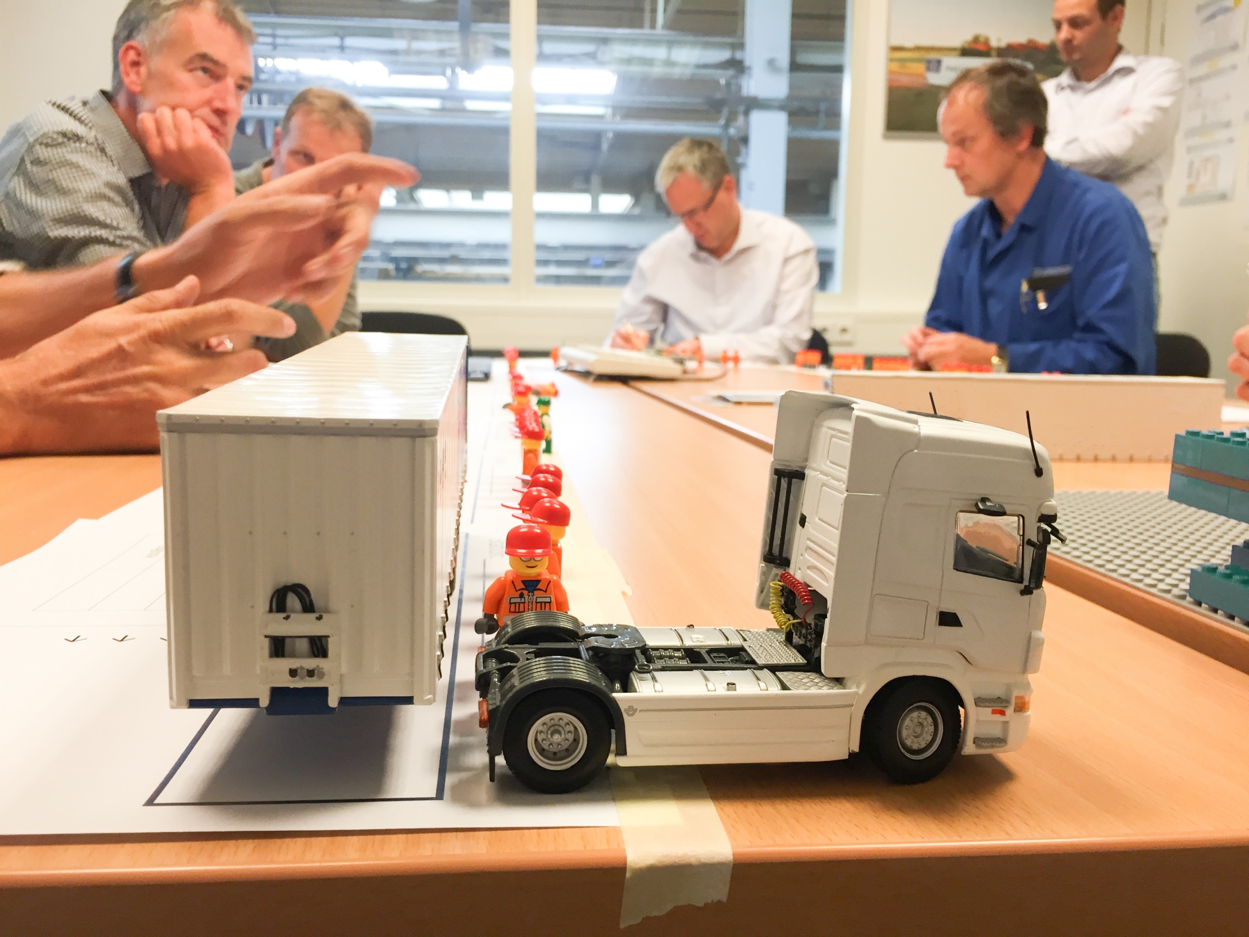 pareto-Workshop: Materialfluss mit LKW-Modell und Figuren auf dem Layoutplan simuliert